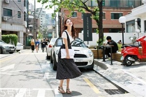 背帶裙配什么鞋子好看？背帶裙搭配鞋子技巧