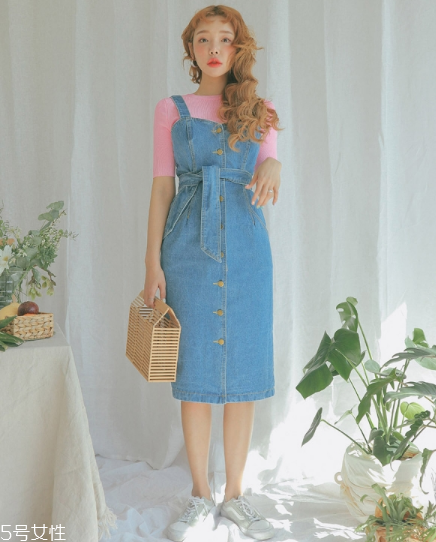 背帶裙配什么鞋子好看？背帶裙搭配鞋子技巧