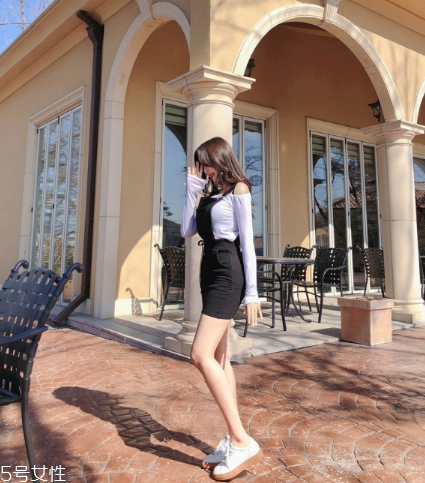 背帶裙配什么鞋子好看？背帶裙搭配鞋子技巧