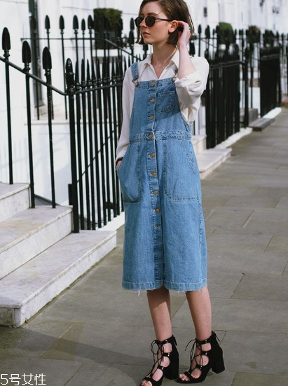 背帶裙配什么鞋子好看？背帶裙搭配鞋子技巧