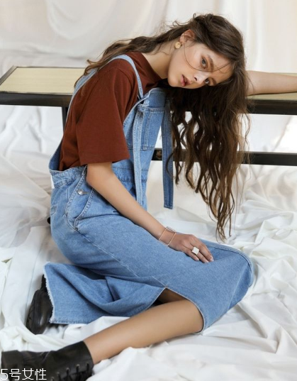 背帶裙配什么鞋子好看？背帶裙搭配鞋子技巧