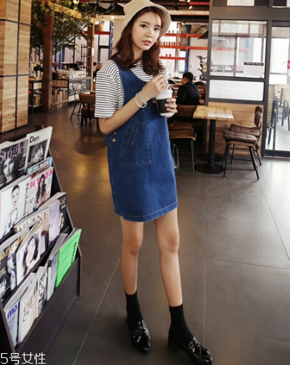 背帶裙配什么鞋子好看？背帶裙搭配鞋子技巧