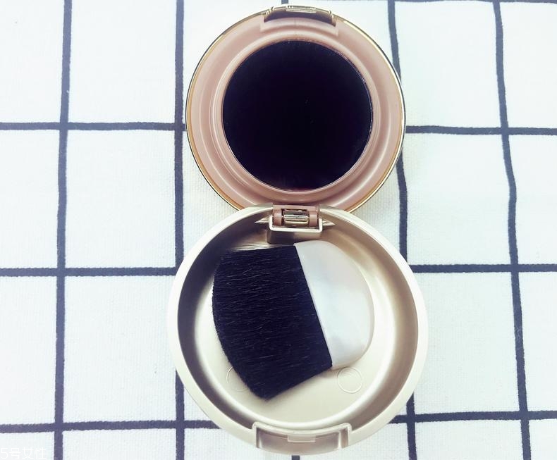 米蘭妮腮紅春夏推薦色號 milani5號luminoso上臉圖 米蘭妮腮紅春夏推薦色號 milani5號luminoso上臉圖