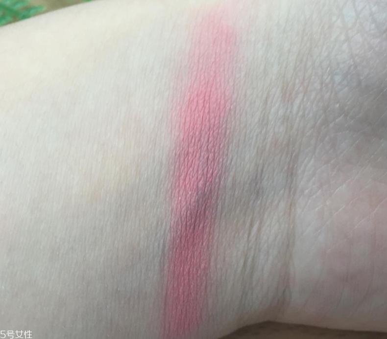 three腮紅13號(hào)顯黑嗎 three橘色腮紅上臉圖 three腮紅13號(hào)顯黑嗎 three橘色腮紅上臉圖