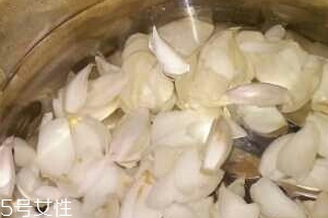 新鮮百合能泡水喝嗎？新鮮百合泡水好嗎？