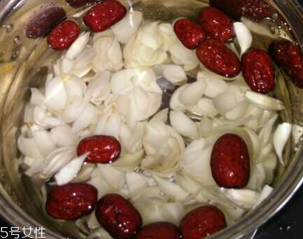 新鮮百合能泡水喝嗎？新鮮百合泡水好嗎？