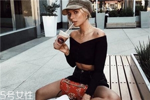 鎖骨鏈怎么搭配？鎖骨鏈搭配衣服技巧