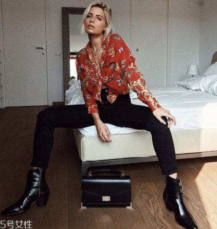 鎖骨鏈怎么搭配？鎖骨鏈搭配衣服技巧