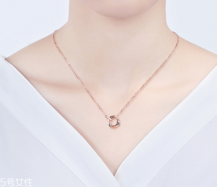 鎖骨鏈怎么搭配？鎖骨鏈搭配衣服技巧