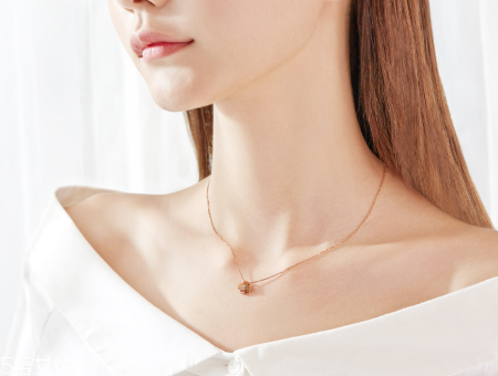 鎖骨鏈怎么搭配？鎖骨鏈搭配衣服技巧