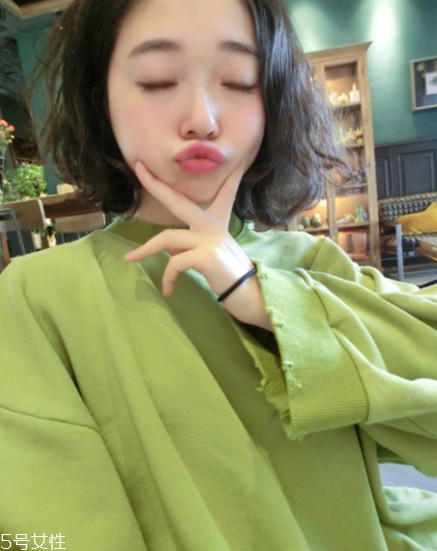 熒光色怎么搭配不顯黑？熒光色衣服搭配竅門