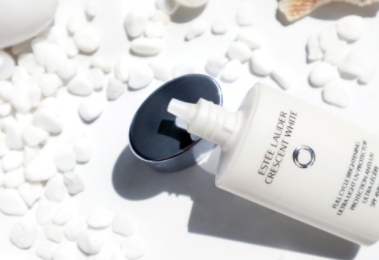 雅詩蘭黛晶透沁白搖搖防曬乳怎么樣？水感防曬不一斑