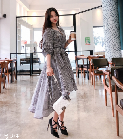 格子連衣裙搭配什么鞋子？格子連衣裙搭配技巧