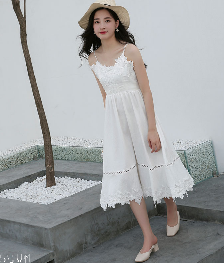 白色連衣裙怎么搭配？白色連衣裙搭配技巧