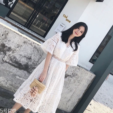 白色連衣裙怎么搭配？白色連衣裙搭配技巧