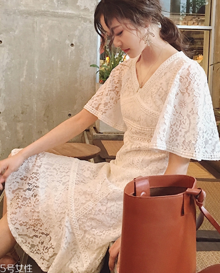 白色連衣裙怎么搭配？白色連衣裙搭配技巧