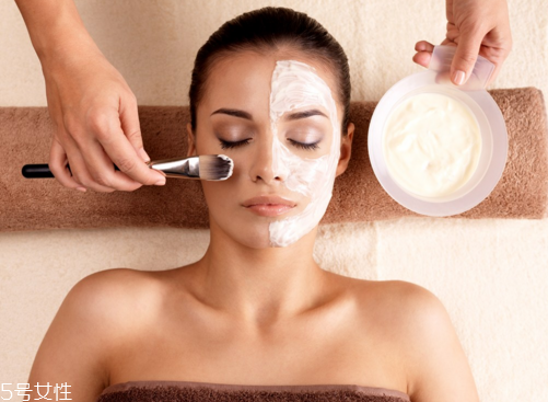 敷面膜后臉紅發(fā)燙是怎么回事 敷面膜7個(gè)誤區(qū)需警惕 敷面膜后臉紅發(fā)燙是怎么回事 敷面膜7個(gè)誤區(qū)需警惕