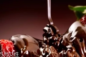 巧克力糖漿怎么做？巧克力糖漿可以做什么？