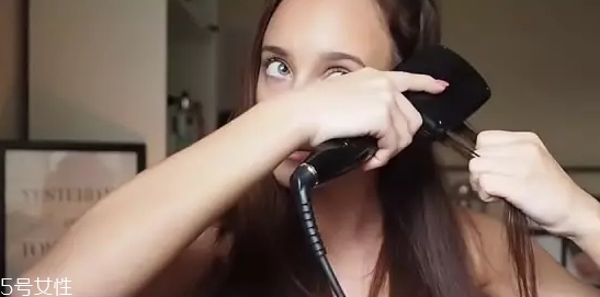 直發(fā)梳怎么用？直發(fā)梳使用步驟