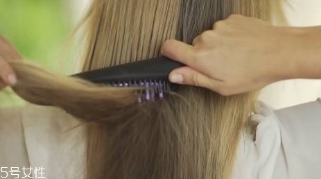 直發(fā)梳怎么用？直發(fā)梳使用步驟