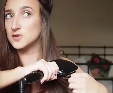 直發(fā)梳和直板夾哪個(gè)好？直發(fā)梳和直板夾優(yōu)缺點(diǎn)