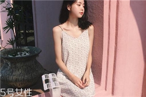 吊帶裙怎么穿好看？吊帶裙穿搭技巧