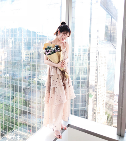 吊帶裙怎么穿好看？吊帶裙穿搭技巧