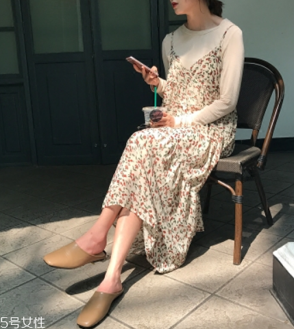 吊帶裙怎么穿好看？吊帶裙穿搭技巧