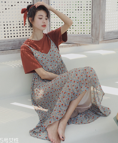 吊帶裙怎么穿好看？吊帶裙穿搭技巧