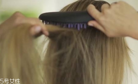 直發(fā)梳怎么弄卷發(fā)？直發(fā)梳可以弄卷發(fā)嗎