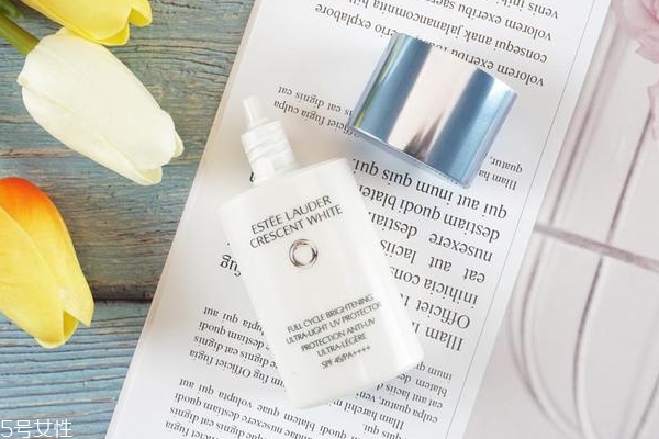 雅詩蘭黛晶透沁白防曬搖搖乳成膜快嗎？適合油痘皮嗎？