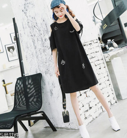 黑色連衣裙怎么搭配？黑色連衣裙搭配技巧