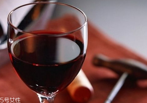 紅葡萄酒為什么要臥放 紅葡萄酒臥放有什么好處 紅葡萄酒為什么要臥放 紅葡萄酒臥放有什么好處