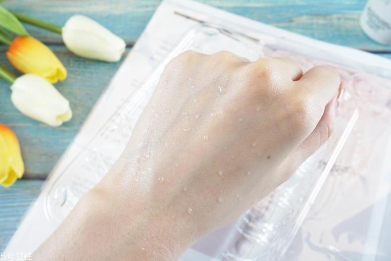 雅詩蘭黛晶透沁白防曬搖搖乳成膜快嗎？適合油痘皮嗎？