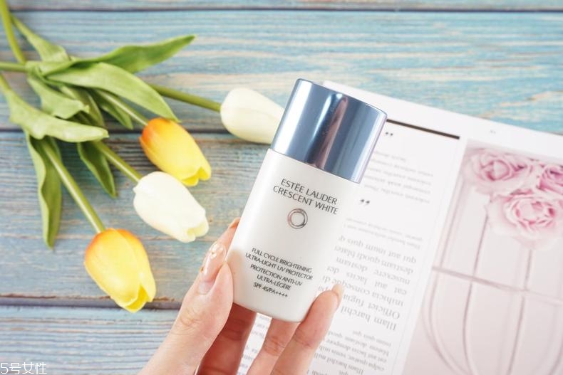 雅詩蘭黛晶透沁白防曬搖搖乳成膜快嗎？適合油痘皮嗎？