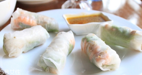 越南春卷皮用冷水還是熱水泡？越南春卷皮泡多久