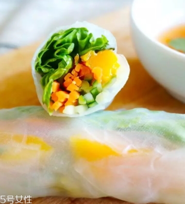 越南春卷皮用冷水還是熱水泡？越南春卷皮泡多久