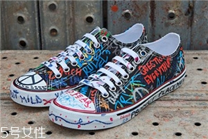 vetements涂鴉帆布鞋多少錢(qián)_在哪買(mǎi)？