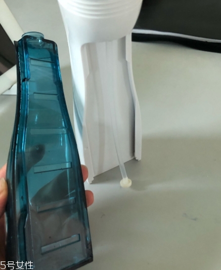 沖牙器和牙線哪個好？沖牙器和牙線的優(yōu)缺點