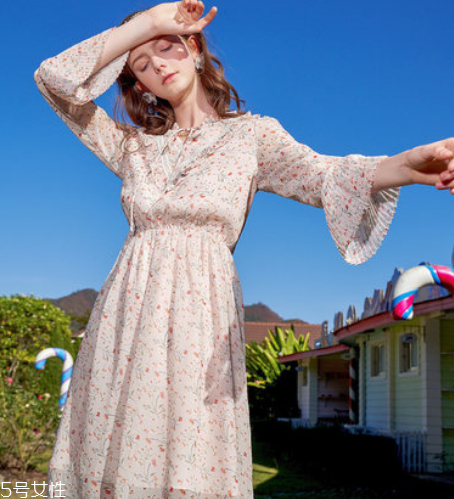 a字裙怎么搭配？a字裙穿搭技巧