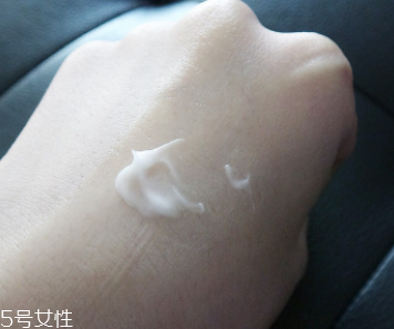 蘭蔻小黑瓶發(fā)光眼霜一定要和大眼精華搭配嗎 蘭蔻小黑瓶發(fā)光眼霜一定要和大眼精華搭配嗎