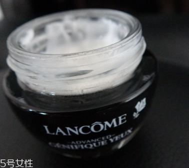 蘭蔻小黑瓶發(fā)光眼霜一定要和大眼精華搭配嗎 蘭蔻小黑瓶發(fā)光眼霜一定要和大眼精華搭配嗎