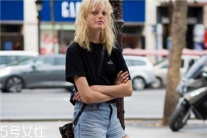 黑色t恤怎么搭配？黑色t恤搭配技巧