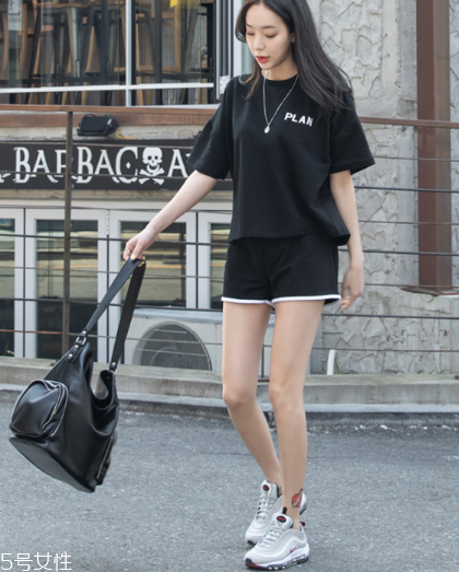 黑色t恤怎么搭配？黑色t恤搭配技巧