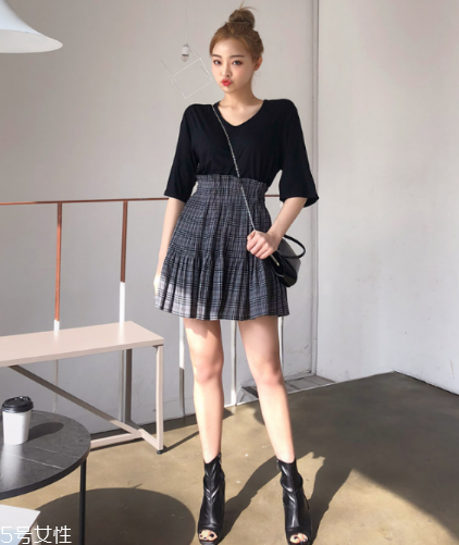 黑色t恤怎么搭配？黑色t恤搭配技巧