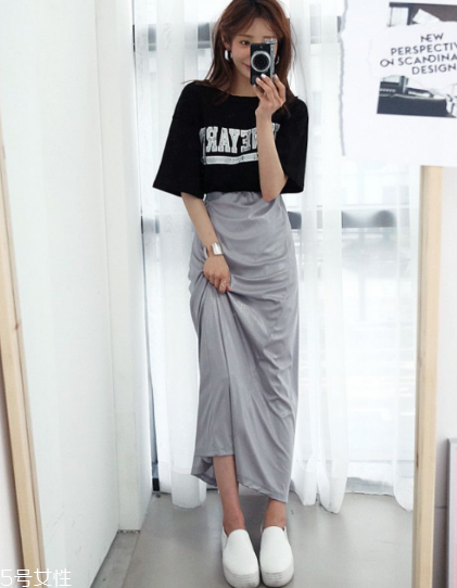 黑色t恤怎么搭配？黑色t恤搭配技巧