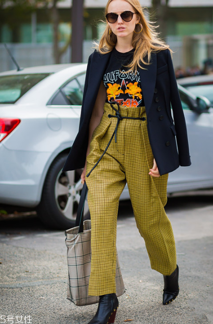 黑色t恤怎么搭配？黑色t恤搭配技巧