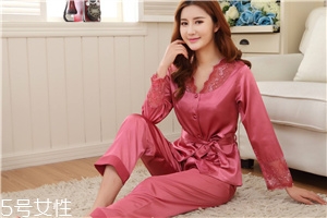 睡衣和睡袍哪個好？睡衣好還是睡袍好
