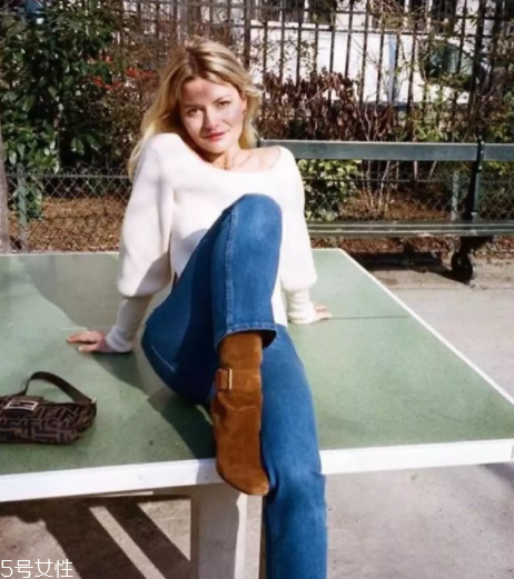 拍照怎么擺姿勢更自然？教你自然慵懶拍照風