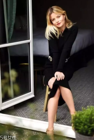 拍照怎么擺姿勢更自然？教你自然慵懶拍照風